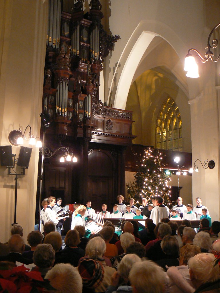 Der Aa-kerk Roder Jongenskoor met kerstboom