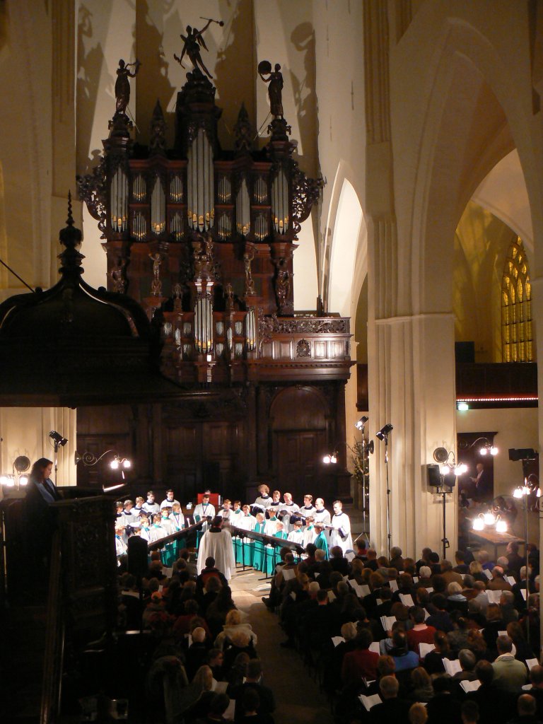 Der Aa-kerk Roder Jongenskoor vanaf de Burgemeestersbank