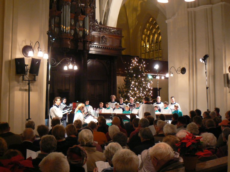 Der Aa-kerk Roder Jongenskoor met kerstboom