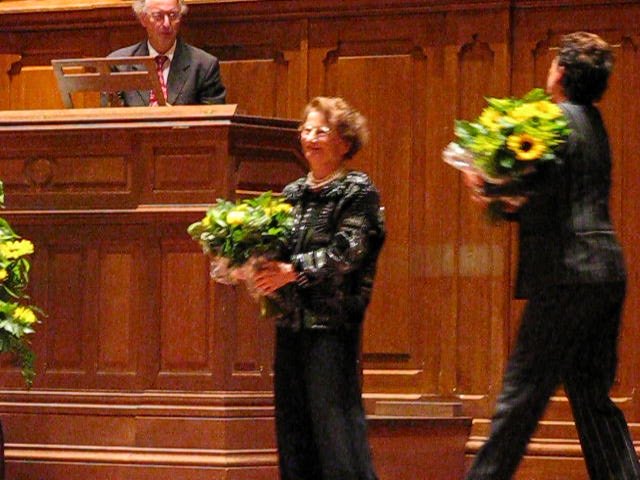 Marie-Claire Alain ontvangt bloemen