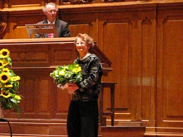 Marie-Claire Alain ontvangt bloemen