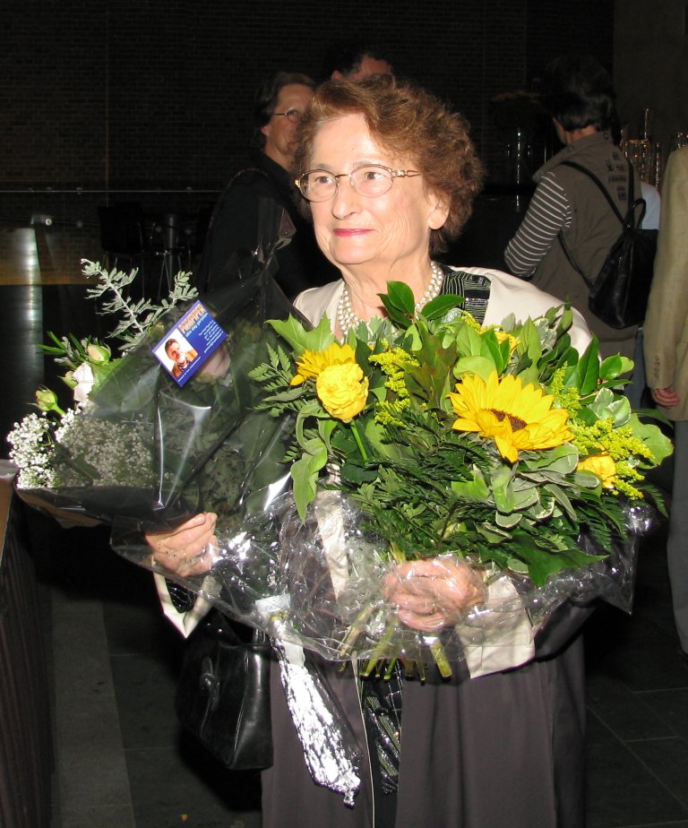 Marie-Claire Alain met bloemen