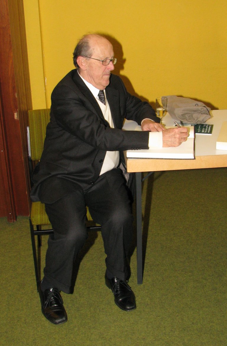 Luigi Tagliavini schrijft in het gastenboek