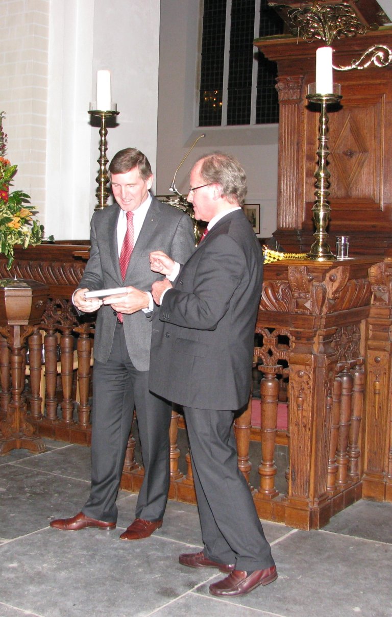 Overhandiging eerste boek