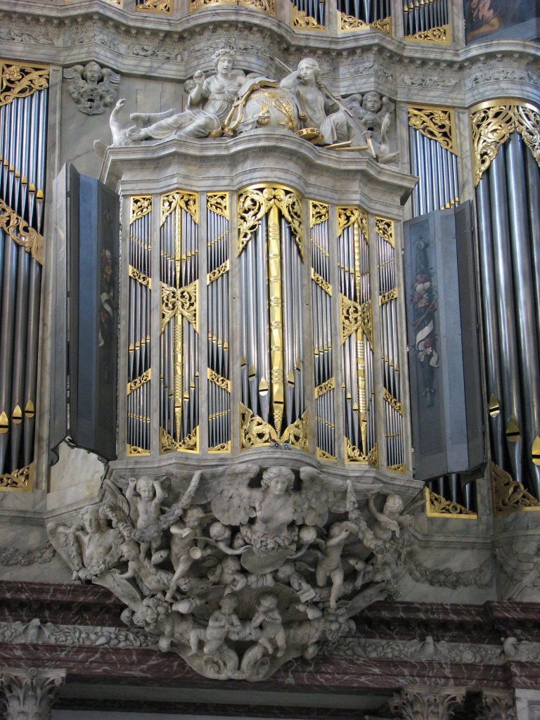 Hoofdorgel Rugpositief met vijf gebosseleerde pijpen