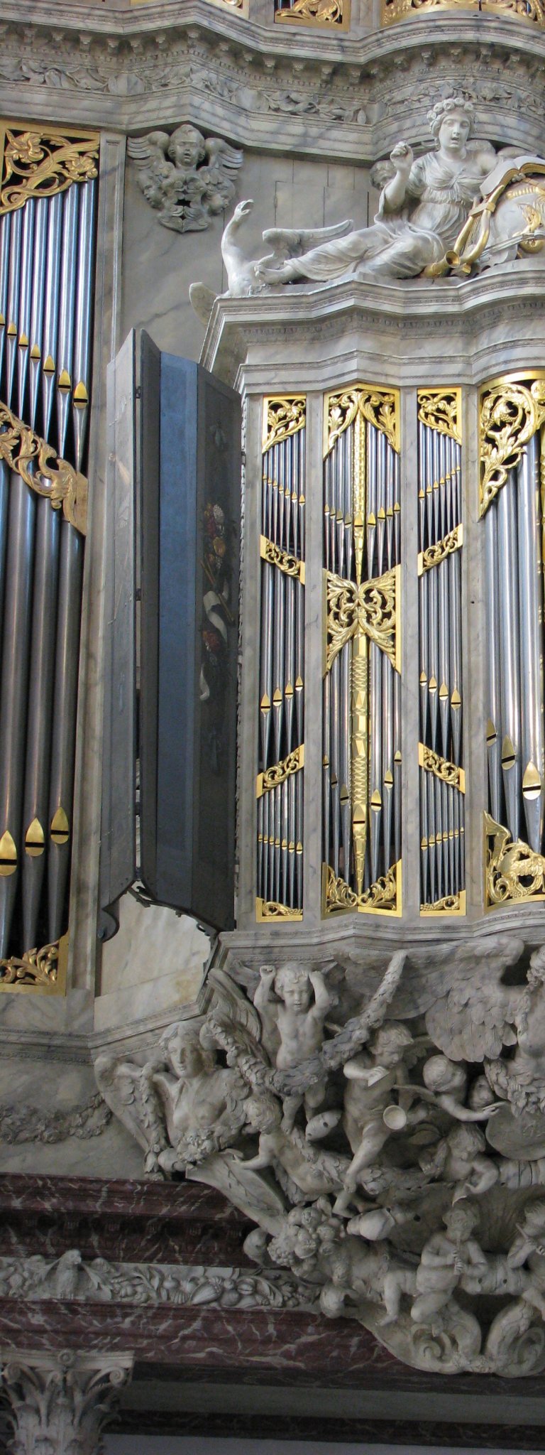 Hoofdorgel Rugpositief met vijf gebosseleerde pijpen 