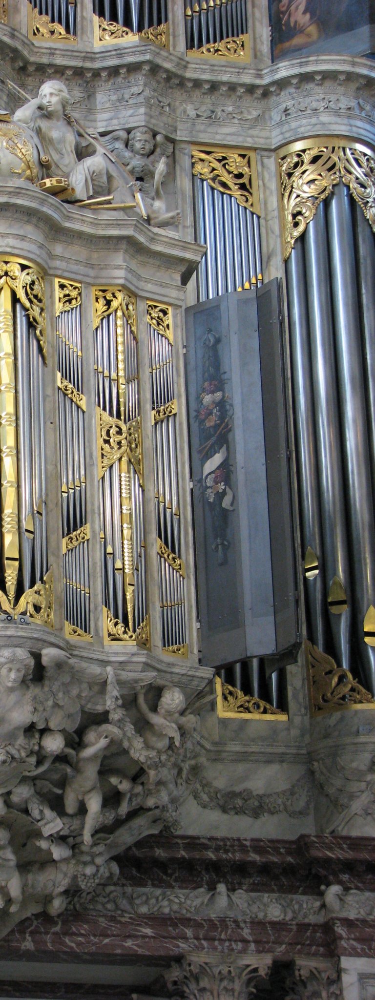 Hoofdorgel Rugpositief met vijf gebosseleerde pijpen