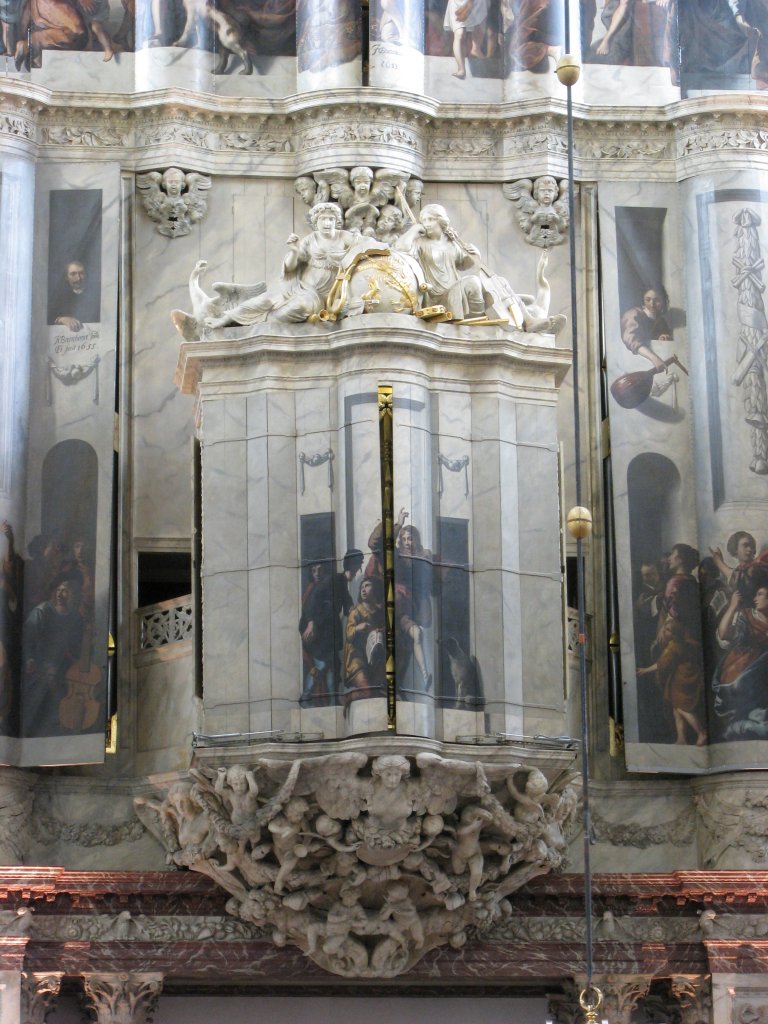 Rugpositief en pedaaltorens met gesloten luiken