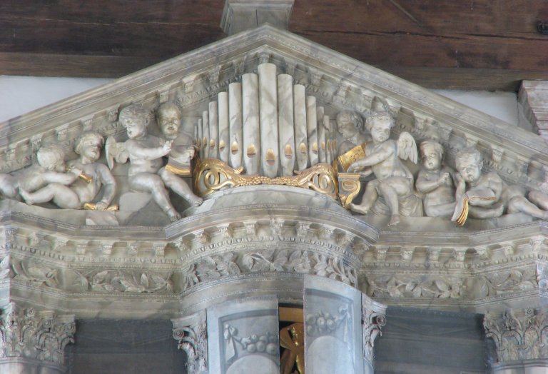 Fronton met zingende en spelende engelen