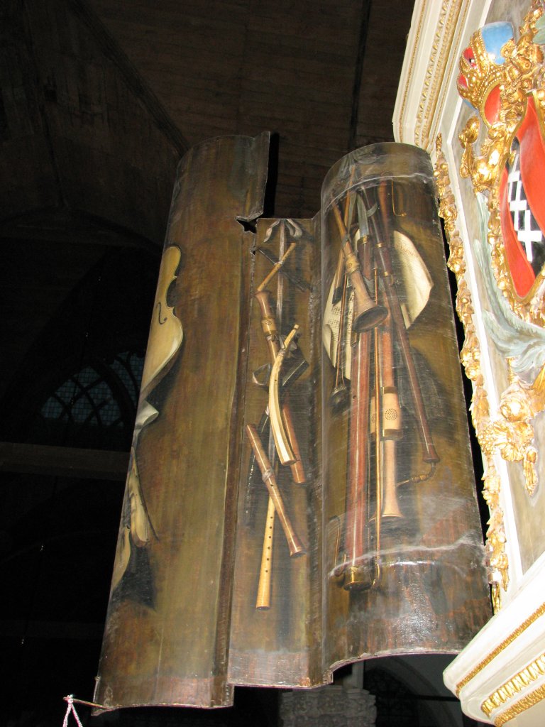 Muziekinstrumenten op het rechter orgelluik buitenzijde