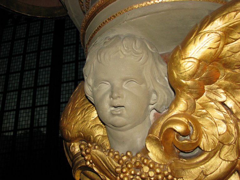 Engelenkopje onder de linker toren