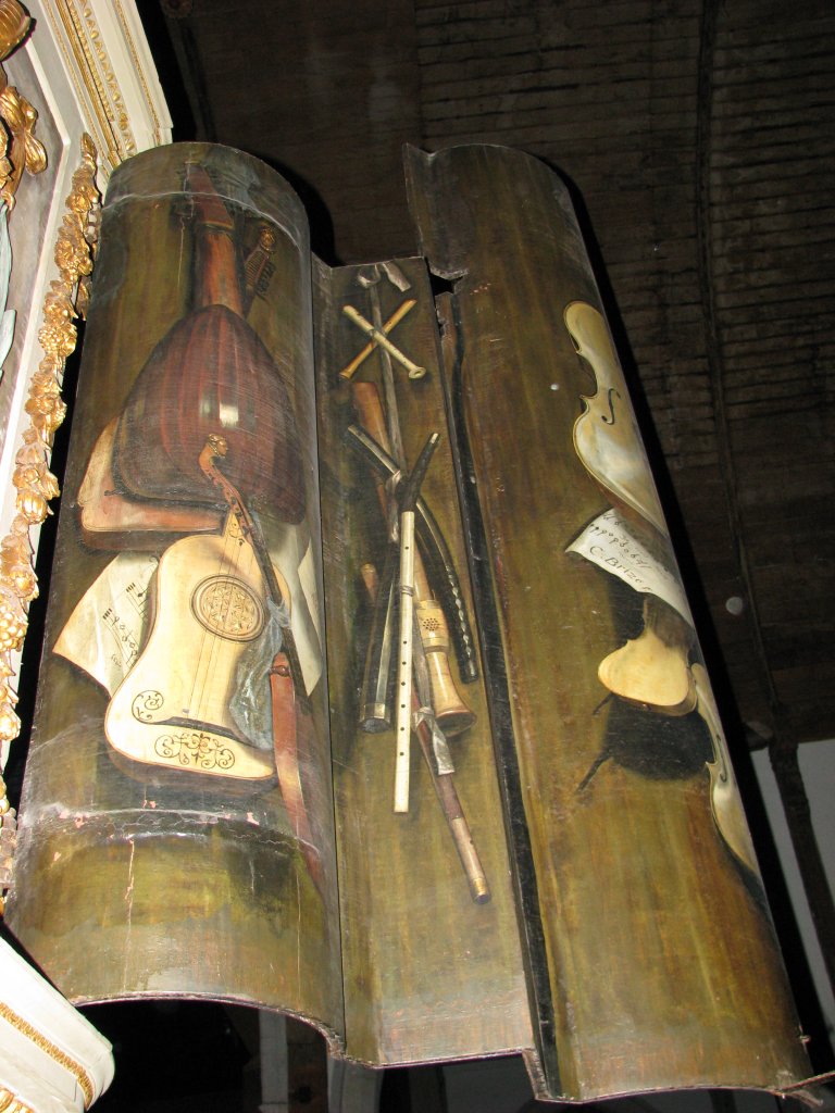 Muziekinstrumenten op het linker orgelluik buitenzijde