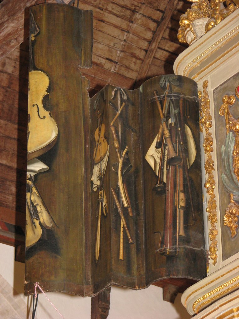 Muziekinstrumenten op het rechter orgelluik buitenzijde