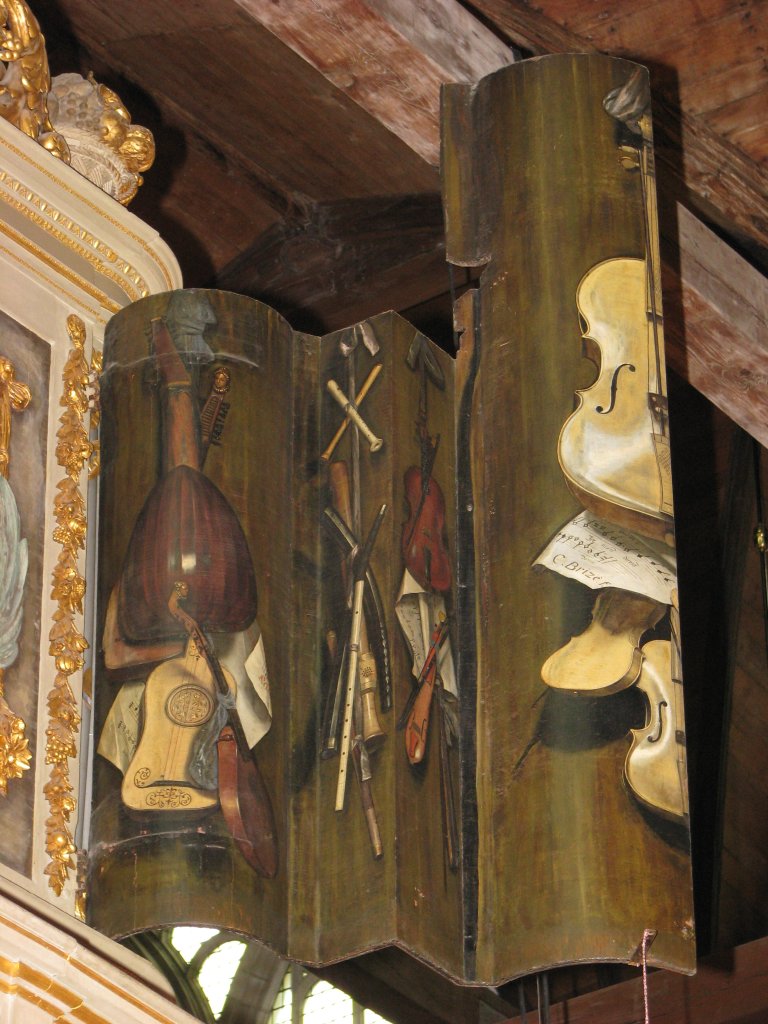 Muziekinstrumenten op het linker orgelluik buitenzijde