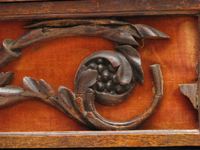 Snijwerk boven klavier