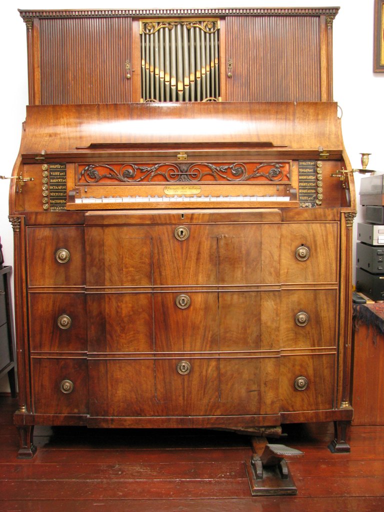 Geopend bureau-orgel