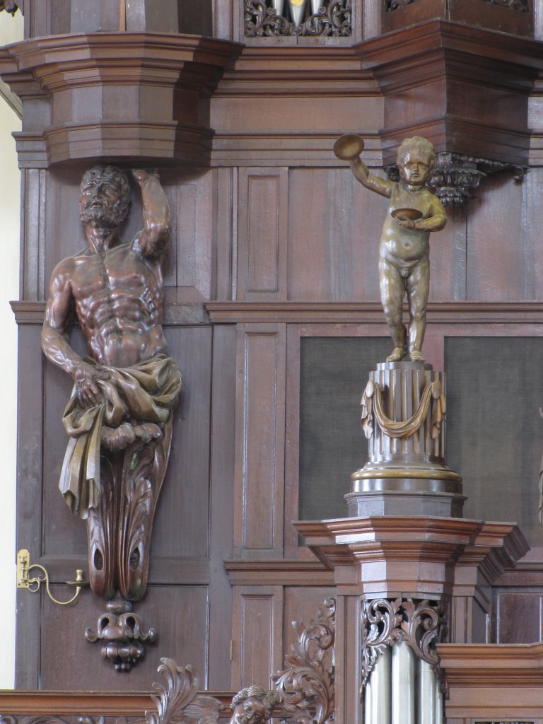 Pedaal atlant en RP putto zuidzijde