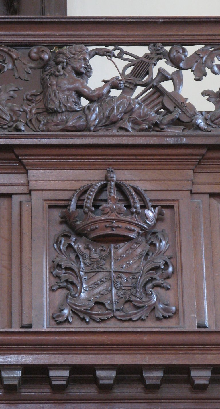 Der Aa-kerk Groningen Balustrade snijwerk rechts en wapen