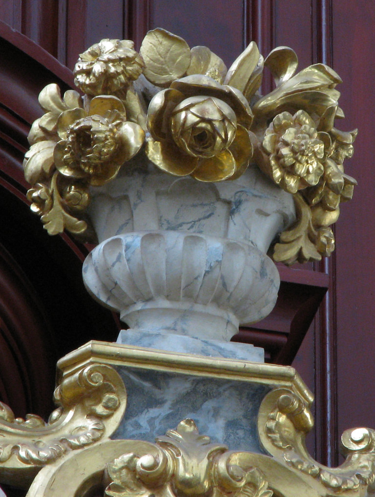 Vaas met bloemen op de borstwering