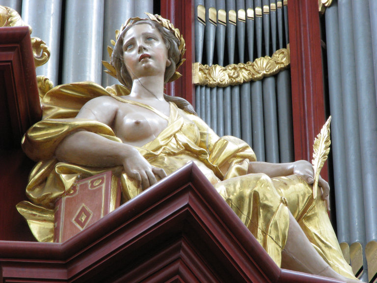 Muze met boek en veer