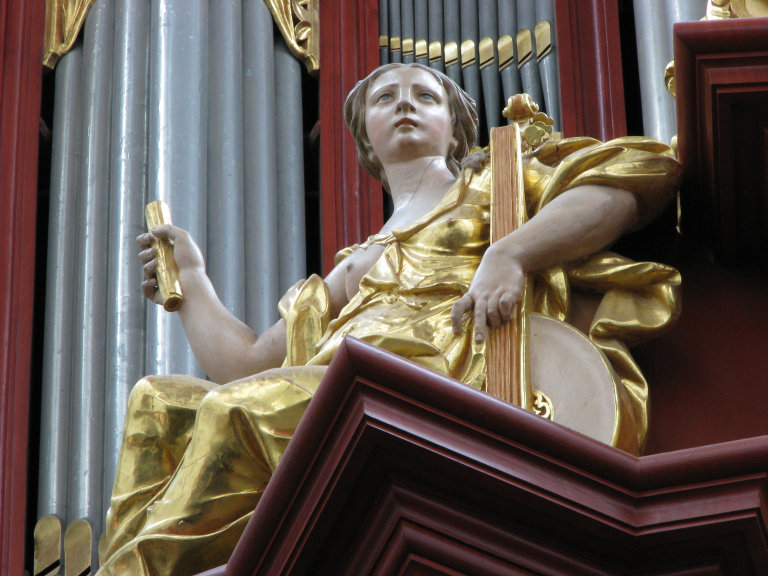 Muze met luit en muziekrol 