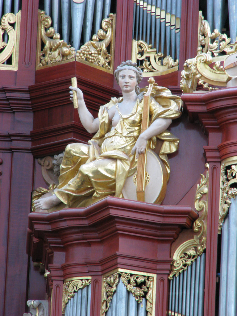 Muze op de zuider spitstoren van het Rugpositief