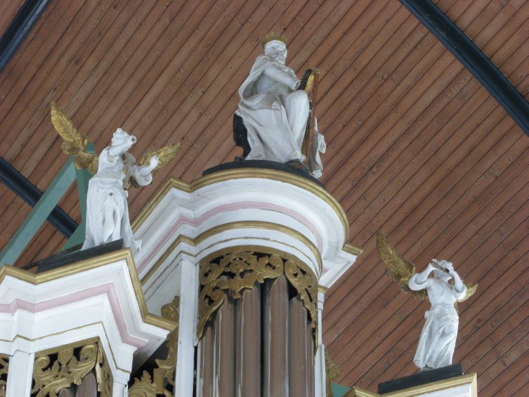 Koning David geflankeerd door twee musicerende engelen