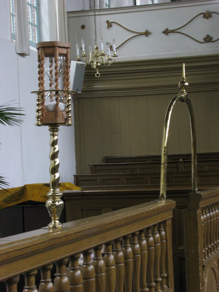 Zandloperhouder en doopboog