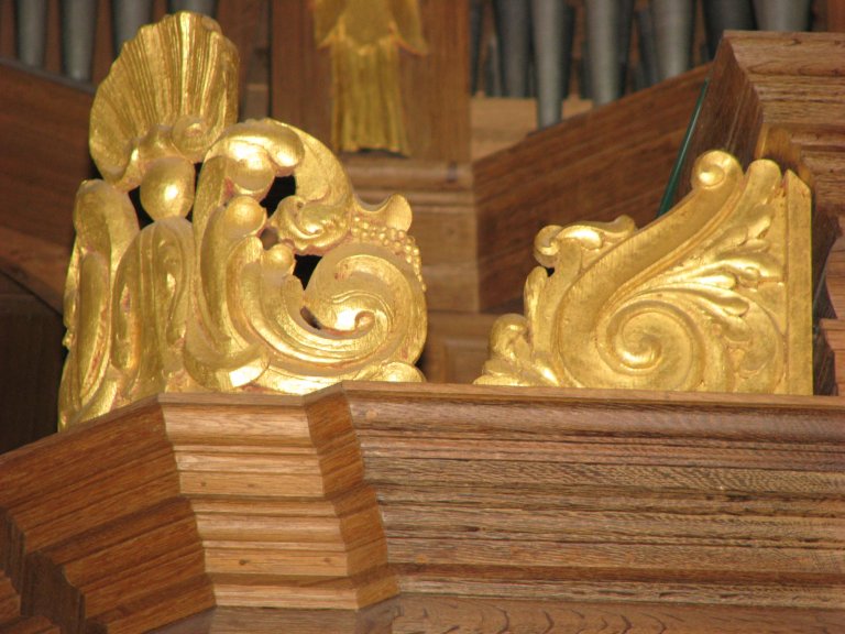 Snijwerk links op het Rugpositief