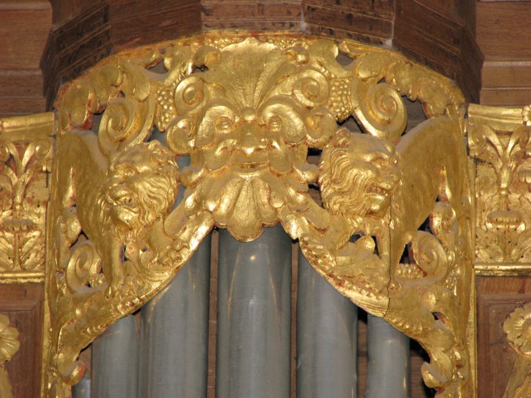 Masker geflankeerd door leeuwen