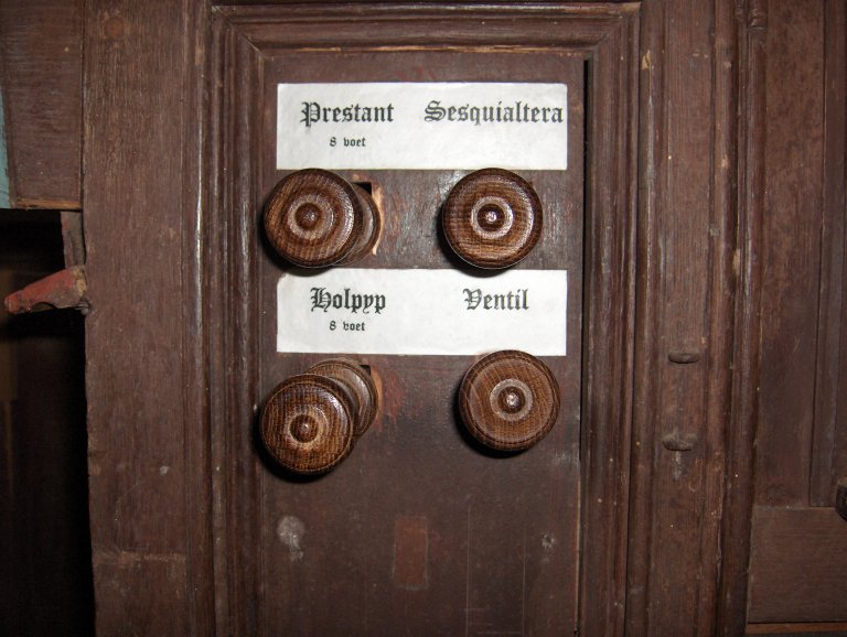 Dorpskerk Krewerd Orgel 1531 Registerknoppen links