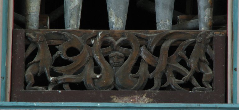 Dorpskerk Krewerd Snijwerk midden veld