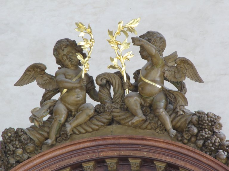 Twee engelen op de middentoren