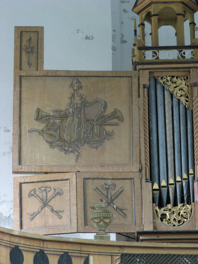 Zuider luik met muziekinstrumenten