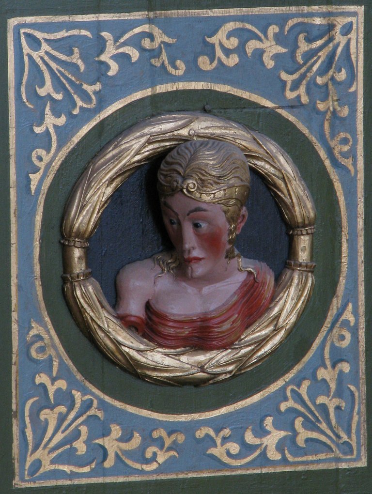 Vrouwenkop op zijkant Balustrade, links van het Rugpositief