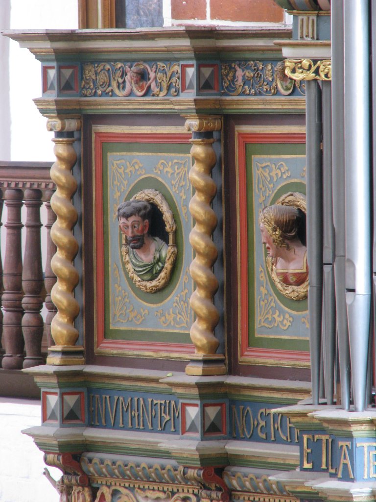 Twee Portretmedaillons op Balustrade, links van het Rugpositief