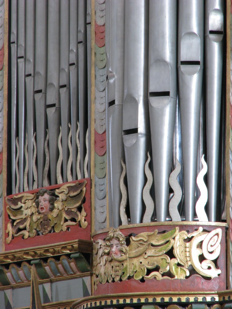 Tussenveld en Westtoren, pijpvoeten en snijwerk met blazer