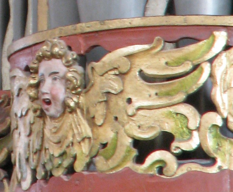 Tussenveld en Middentoren, snijwerk met zangers