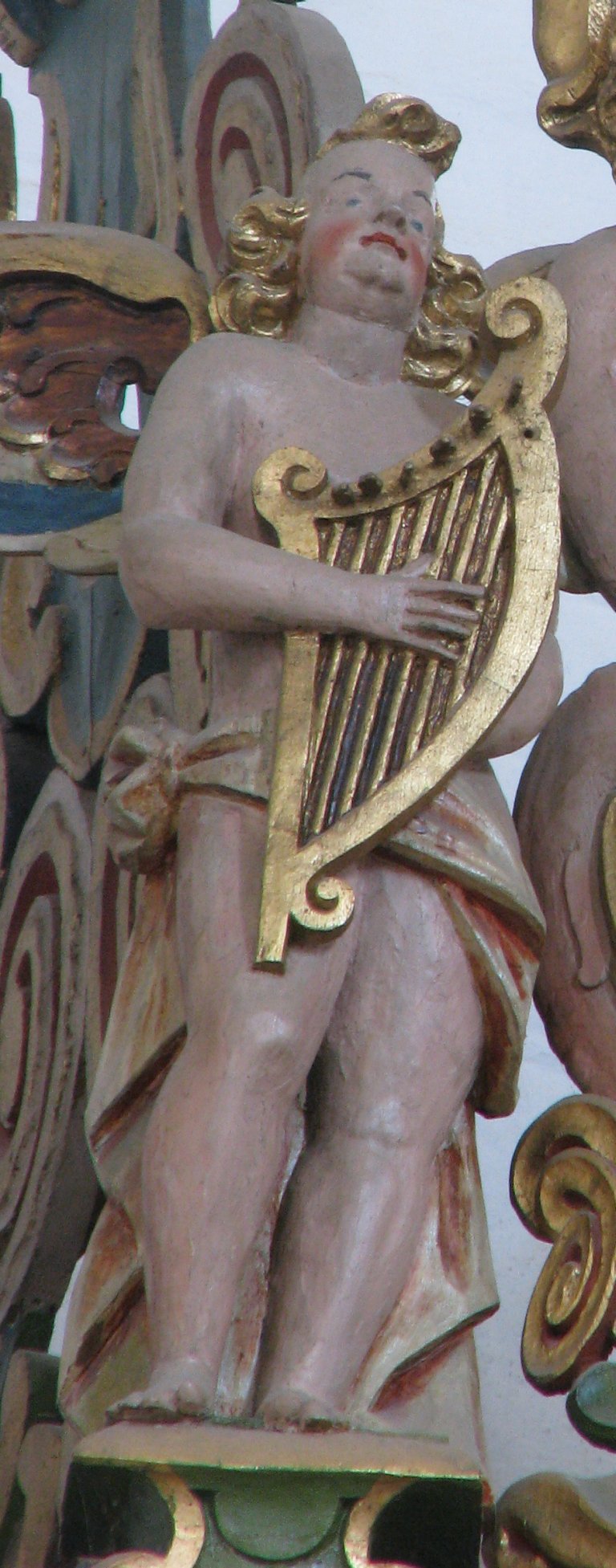 Bekroning oosttoren, harpspeler