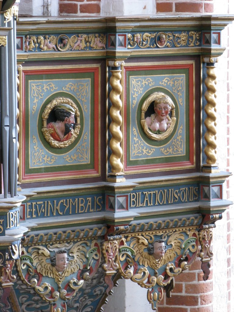 Twee Portretmedaillons op Balustrade, rechts van het Rugpositief