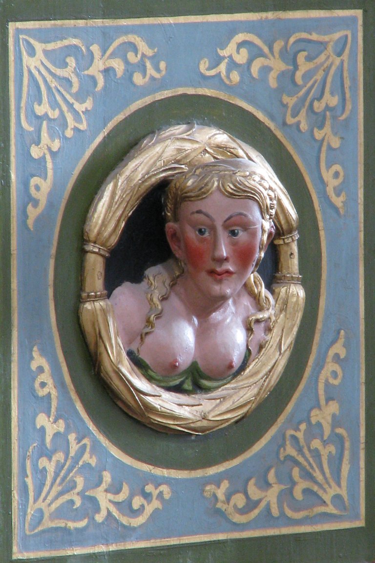 Vrouwenkop op Balustrade, rechts van het Rugpositief