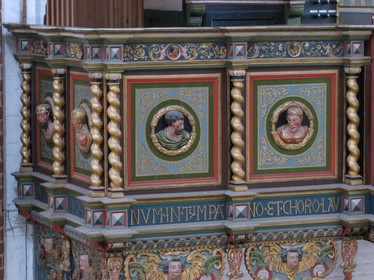 Vier Portretmedaillons op Balustrade, links van het Rugpositief