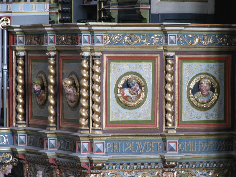 Vier Portretmedaillons op Balustrade, rechts van het Rugpositief