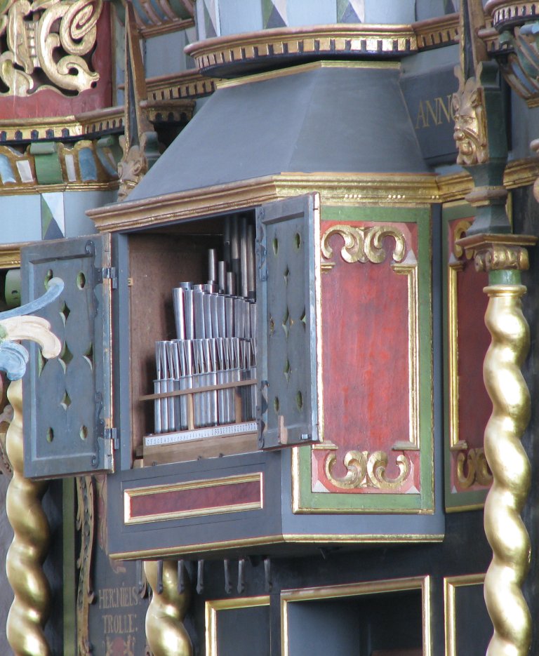 Borstwerk met geopende deuren