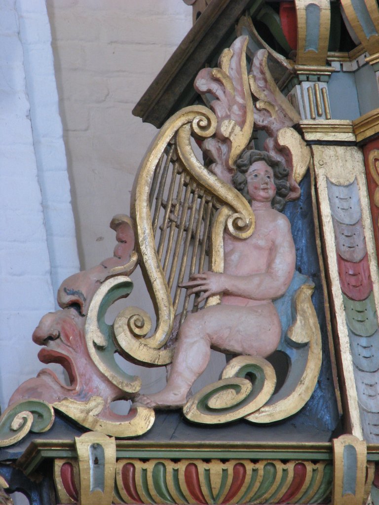 Hoofdkast, zittende harpspeler oostelijk vleugelstuk