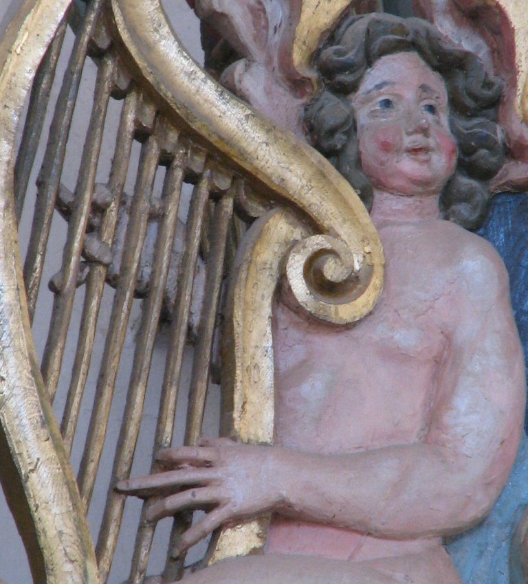 Hoofdkast, zittende harpspeler oostelijk vleugelstuk detail