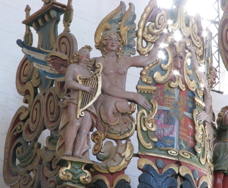 Bekroning oosttoren, harpspeler en wapen