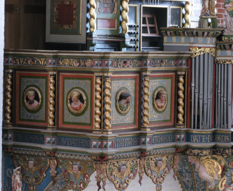 Vier Portretmedaillons op Balustrade, links van het Rugpositief