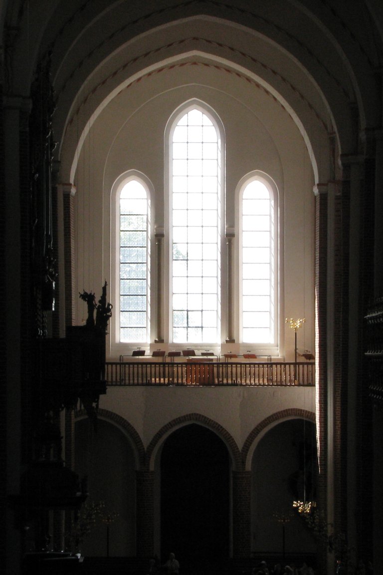Westraam met koorruimte en kistorgel