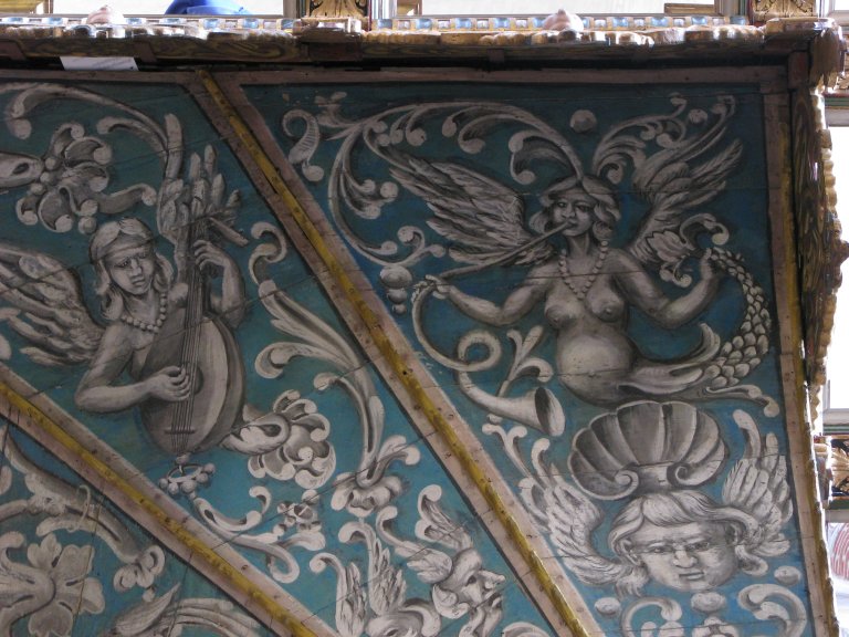 Schilderwerk onder het orgel - luitspeelster en blazer